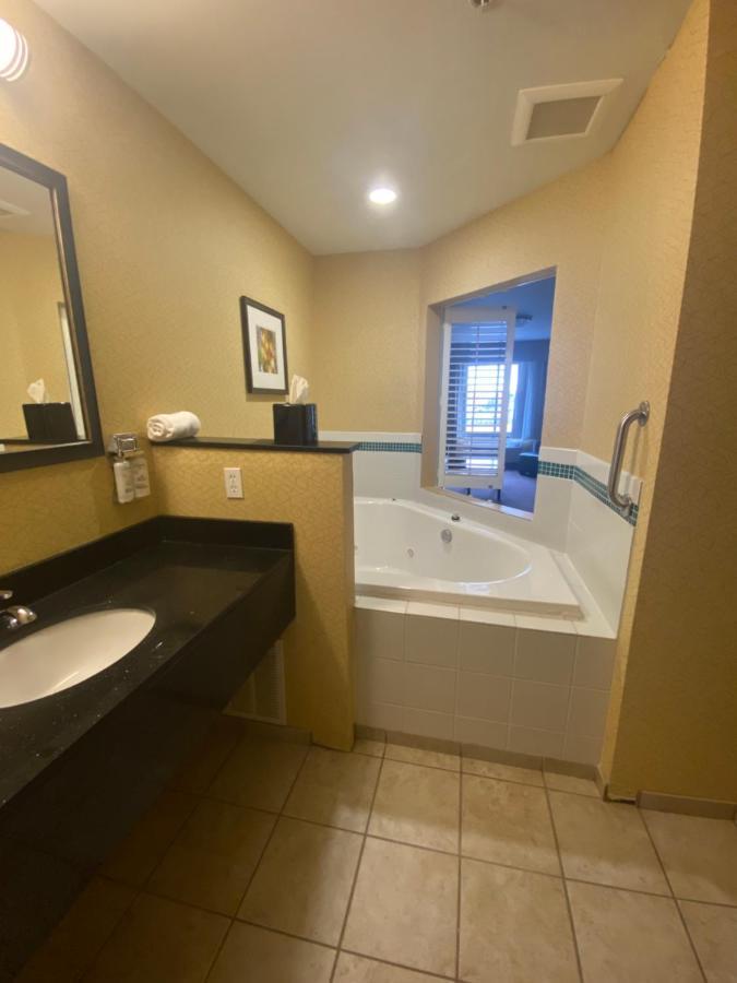 Holiday Inn Express And Suites Detroit North-Troy By Ihg Dış mekan fotoğraf